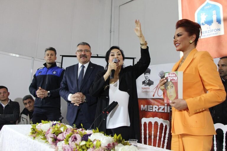 TÜRKAN ŞORAY, AMASYA'DA HAYRANLARINA ŞARKI OKUDU