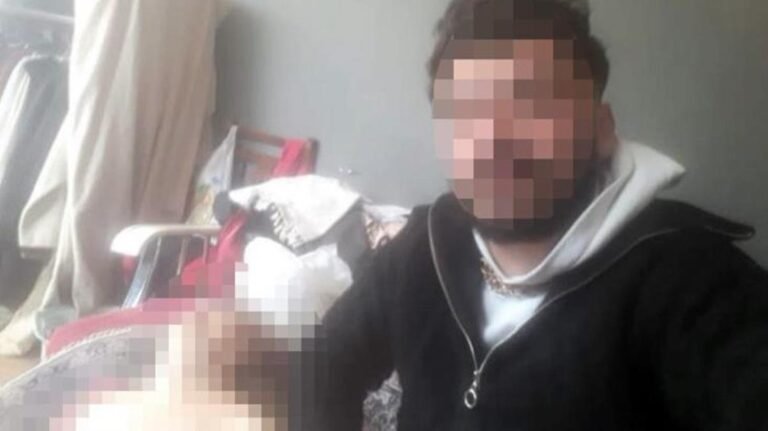 cesedin yaninda selfie cekip sosyal medyadan
