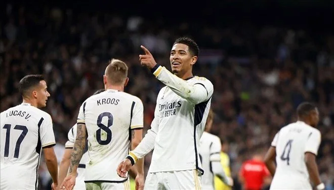 Futbol dünyasının en prestijli karşılaşmalarından biri olan Madrid derbisi, İspanya Kral Kupası'nda sahne aldı. Atletico Madrid ile Real Madrid arasında oynanan bu kritik maç, futbolseverlerin nefeslerini tutmasına sebep oldu. Milli oyuncumuz Arda Güler'in de Real Madrid kadrosunda yer aldığı bu karşılaşma, futbolun sadece bir oyun olmadığını, aynı zamanda bir tutku olduğunu bir kez daha gösterdi. Madrid derbisine sahne olan bu mücadele, İspanya Kral Kupası'nda futbolun kalitesini ve heyecanını gözler önüne serdi.