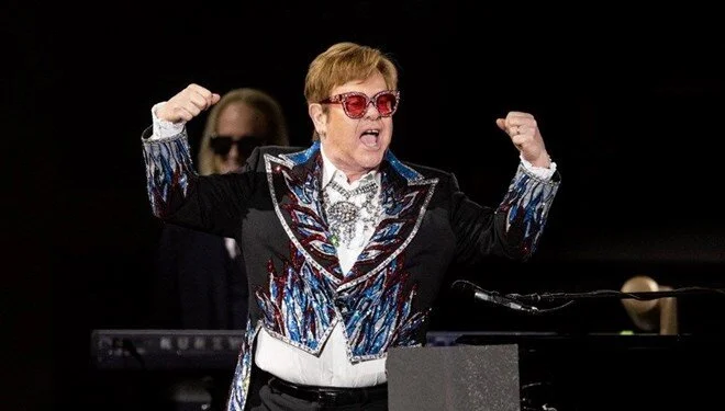Elton John'un Tarihi Başarısı: "Sir" unvanlı İngiliz şarkıcı Elton John, ilk Emmy ödülünü kazanarak Grammy, Tony, Emmy ve Oscar kazananların yer aldığı "EGOT" kulübüne dahil oldu.Elton John'un Tarihi Başarısı: "Sir" unvanlı İngiliz şarkıcı Elton John, ilk Emmy ödülünü kazanarak Grammy, Tony, Emmy ve Oscar kazananların yer aldığı "EGOT" kulübüne dahil oldu.