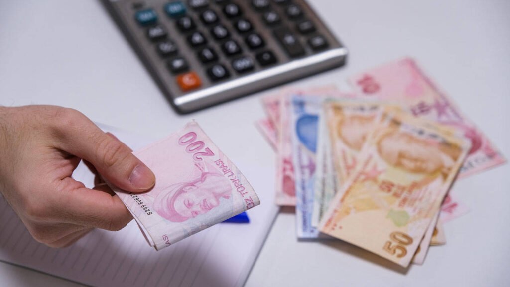 En düşük emekli aylığının 10 bin liraya yükseltilmesini içeren kanun teklifi komisyonda kabul edildi
