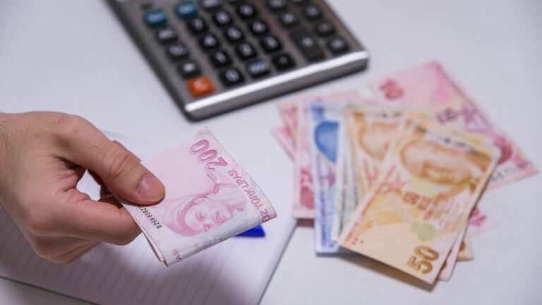 En düşük emekli aylığının 10 bin liraya yükseltilmesini içeren kanun teklifi komisyonda kabul edildi