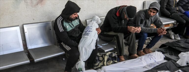 Gazze'deki Sağlık Bakanlığından yapılan yazılı açıklamada, son 24 saat içinde 163 kişinin İsrail saldırıları yaşamını yitirdiği ve 305 kişinin de yaralandığı belirtildi.  Saldırılar sonucu oluşan yıkımdan dolayı çok sayıda kişinin hala enkaz altında olduğuna dikkati çekilen açıklamada, sivil savunma ve acil sağlık ekiplerinin bunlara ulaşmakta zorluk yaşadığı aktarıldı.  İsrail'in 7 Ekim 2023'te Gazze Şeridi'ne yönelik başlayan saldırılarında ölen Filistinlilerin sayısının 24 bin 448'e, yaralananların sayısının ise 61 bin 504'e ulaştığı kaydedildi.  Öte yandan İsrail ordusu, gece boyunca Gazze Şeridi'nin güneyindeki Han Yunus kentinde Nasır Hastanesi çevresini yoğun şekilde bombalamayı sürdürdü.  İsrail'in Gazze'yi işgalinde 7 Ekim sonrası  Hamas'ın silahlı kanadı İzzeddin el-Kassam Tugayları, "Filistinlilere ve başta Mescid-i Aksa olmak üzere kutsal değerlere yönelik sürekli ihlallere karşılık verme" gerekçesiyle İsrail'e 7 Ekim 2023'te kapsamlı saldırı düzenledi.  İsrail, 7 Ekim'deki saldırılarda 1200 İsraillinin öldüğünü, 5 bin 132 kişinin de yaralandığını açıkladı.  İsrail'in 7 Ekim'den bu yana Gazze Şeridi'ne düzenlediği saldırılarda en az 10 bin 300'ü çocuk, 7 bin 100'ü kadın olmak üzere 24 bin 448 Filistinli öldürüldü, 61 bin 504 kişi Filistinli yaralandı. Enkaz altında halen binlerce ölü olduğu bildirilirken, halkın sığındığı hastane ve eğitim kurumları hedef alınarak sivil altyapı da tahrip ediliyor.  İsrail ordusu, Gazze Şeridi'ne saldırılarının başladığı 7 Ekim'den bu yana 190'ı karadan işgal sürecinde olmak üzere 524 askerinin öldürüldüğünü duyurdu.  Çatışmalara 24 Kasım 2023'te 4 günlüğüne verilen ve daha sonra 3 gün daha uzatılan "insani ara"da 81 İsrailli ve 240 Filistinli esir karşılıklı serbest bırakıldı. Öte yandan İsrail, binlerce Filistinliyi alıkoyup hapsetmeye devam etti.  İşgal altındaki Batı Şeria ve Doğu Kudüs'te de 7 Ekim 2023'ten bu yana İsrail güçleri ile yasa dışı Yahudi yerleşimcilerin saldırılarında 355 Filistinli hayatını kaybetti.  İsrail ordusu ile Hizbullah arasında 8 Ekim 2023'ten bu yana sınırda devam eden çatışmalarda 29 Lübnanlı sivil ve 162 Hizbullah mensubu ile 6 İsrailli sivil ve 10 İsrail askeri öldü.