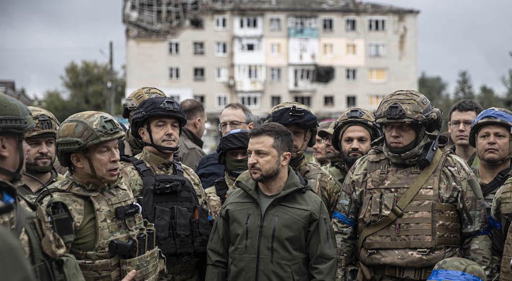 Zelenskiy, Rus güçlerinden geri alınan İzyum şehrini ziyaret etti
