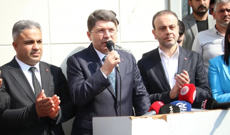 Adana'da Seçim Heyecanı Zirve Yaptı Adalet Bakanı ve Belediye Başkan Adayı Açılışta Buluştu