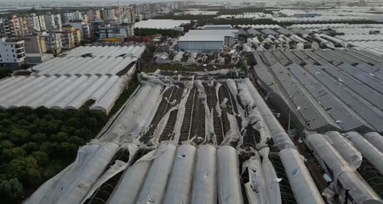 ANTALYA’DA HORTUM FELAKETİ KAMERADA: SANİYELER İÇERİSİNDE DEHŞETİ YAŞATTI TARIM ALANLARINDA BÜYÜK MADDİ HASARA YOL AÇAN HORTUM GÜVENLİK KAMERASINI DA SÖKTÜ