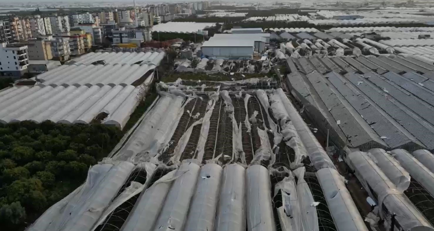 ANTALYA’DA HORTUM FELAKETİ KAMERADA: SANİYELER İÇERİSİNDE DEHŞETİ YAŞATTI TARIM ALANLARINDA BÜYÜK MADDİ HASARA YOL AÇAN HORTUM GÜVENLİK KAMERASINI DA SÖKTÜ