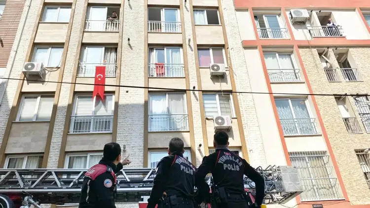 Evden Gaz Kokuları Gelince Ekipler Harekete Geçti Ev Sahibinin Şehir Dışında Olduğu Ortaya Çıktı