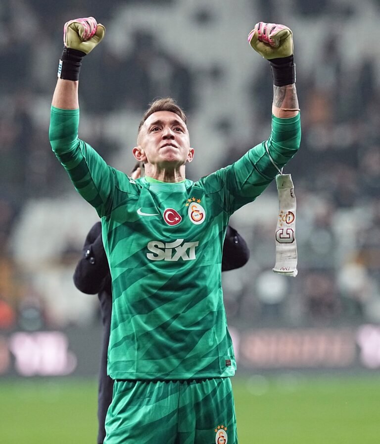 Galatasaray'ın Zafer Işıkları Aslan, Beşiktaş'ı Yenilmezliğiyle Yendi!