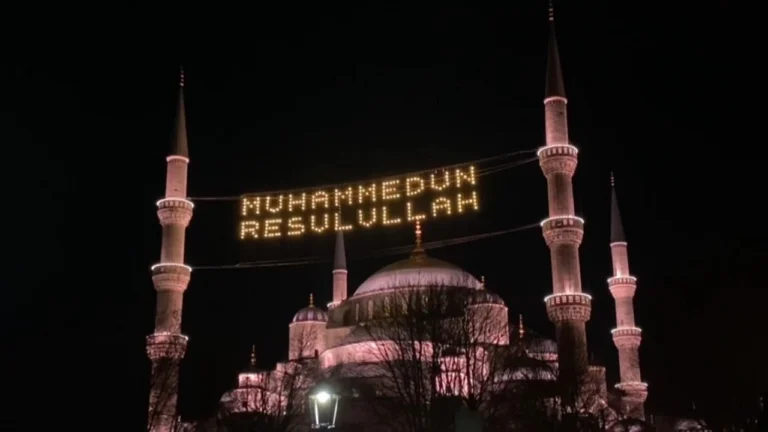İstanbul'da İlk Teravih Namazı İçin Camilere Akın Edildi