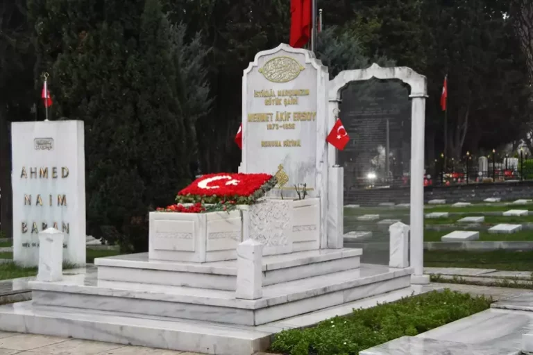 İstiklal Marşı’nın Kabulünün 103'üncü Yıl Dönümü... Mehmet Akif Ersoy Kabri Başında Anıldı